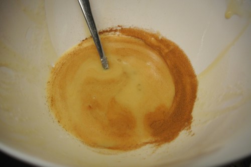 After filling four jars with pure honey I added some cinnamon to the remainder. I think it should be wonderful!